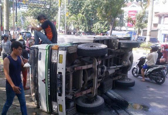 Kakek Nyebrang Mobil Box Terbalik