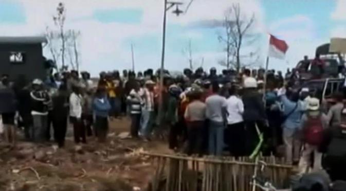Ribuan Warga Bakar Permukiman Gafatar di Kalimantan Barat