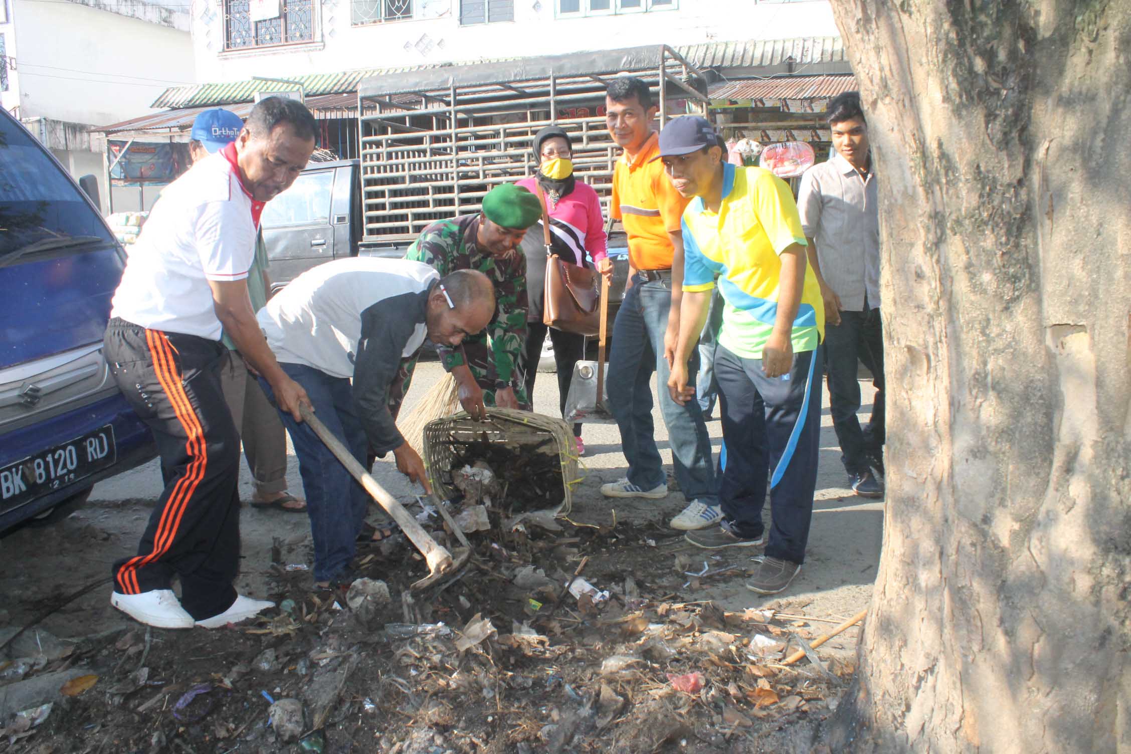 Camat Stabat Bersama PNS Gotroy Jumat dan Minggu Bersih