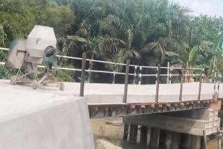 Berbiaya Rp 1,4 Milyar,Warga Kesalkan Pembangunan Jembatan Komposit Asal Jadi