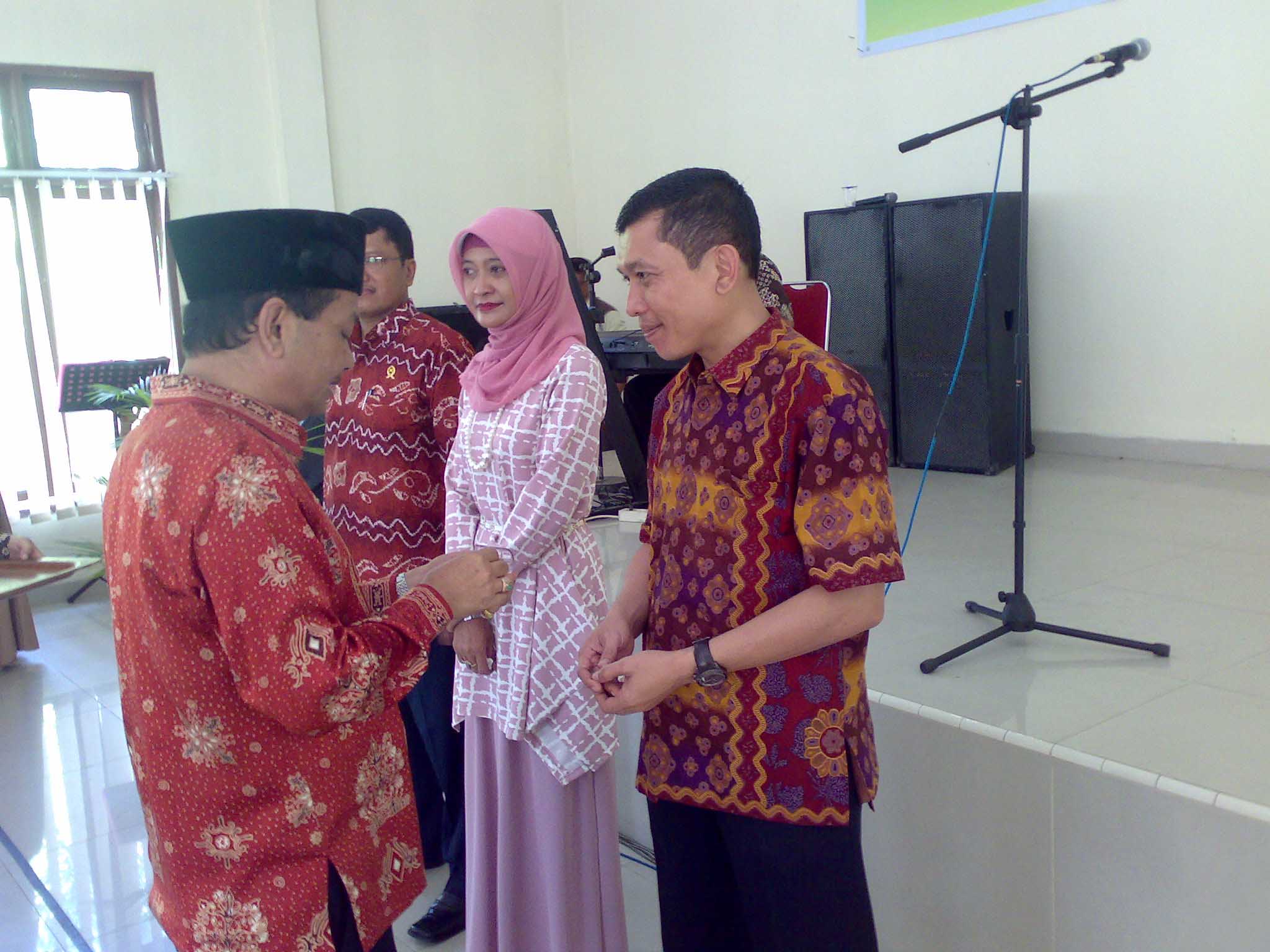 Pada Acara Pengantar Tugas,  Dua Hakim Senior PN Stabat Mendapat Cendera Mata