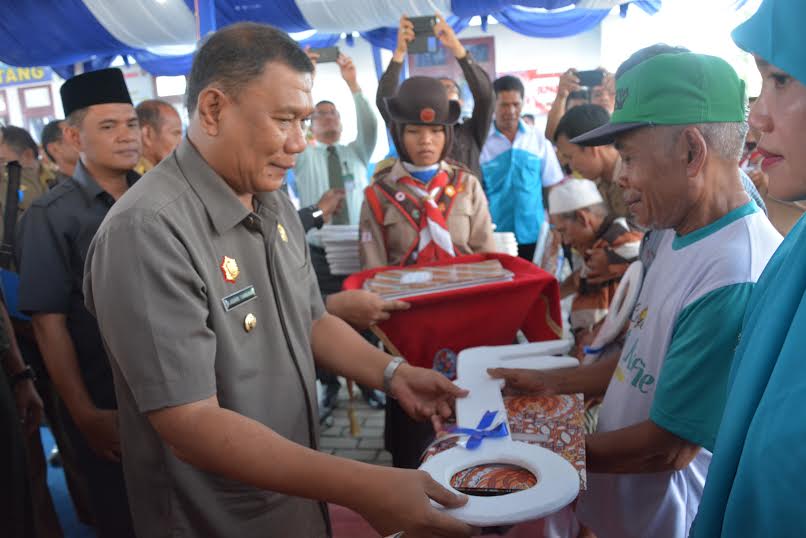 Bupati H Ashari Tambunan Serahkan 23 Kunci Rumah Baru Selesai Dibedah