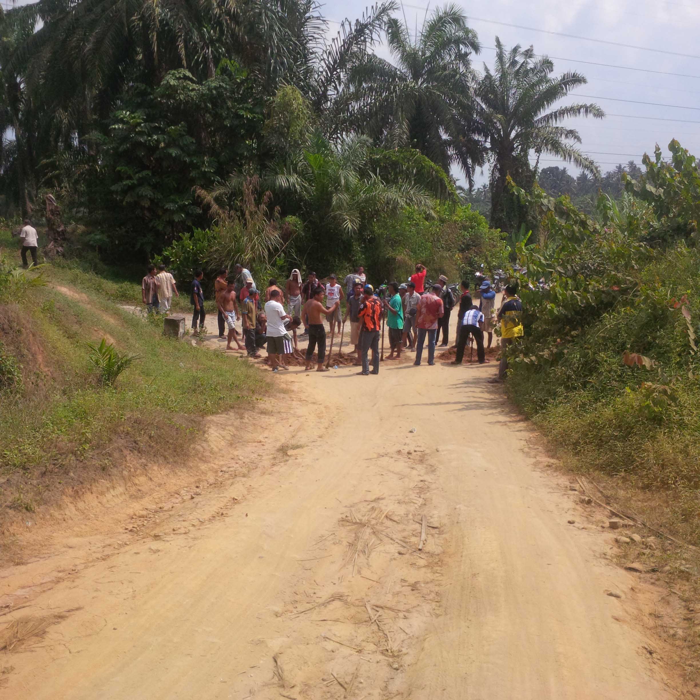 Warga Tutup Akses Jalan Menuju PT Kwala Gunung