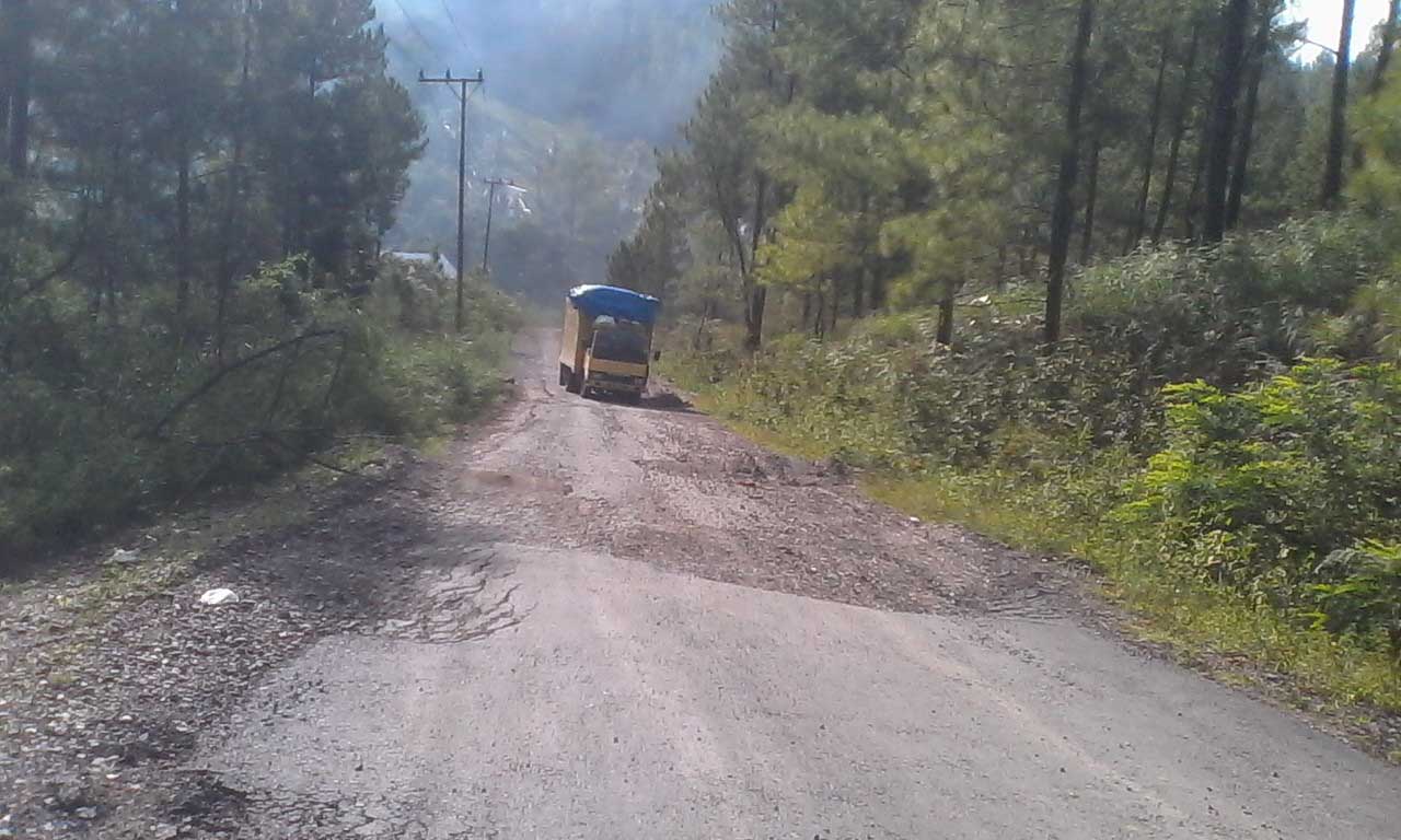 Jalan Menuju Teragun Rusak Parah