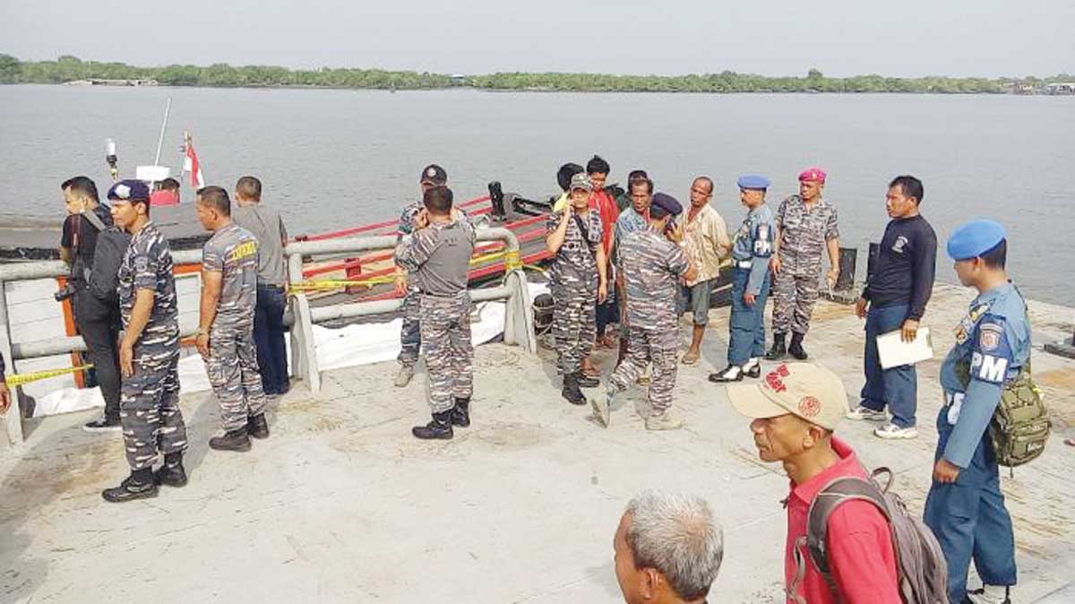 Pasukan TNI AL Buru Kapten Kapal Penyelundup Pakaian Bekas