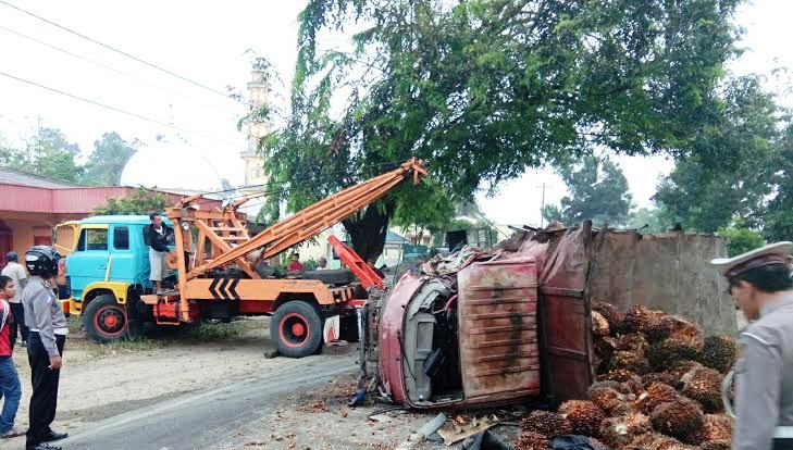 2 Truk Tabrakan Jalinsum KM 57-58 Sergai Rawan