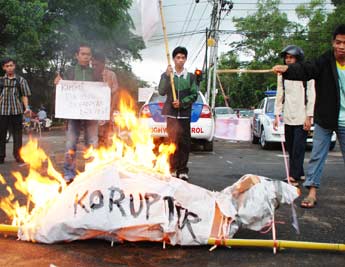 Massa Buruh Unjukrasa di Kantor Gubsu, *Minta Upah Naik Rp 2,7 Juta