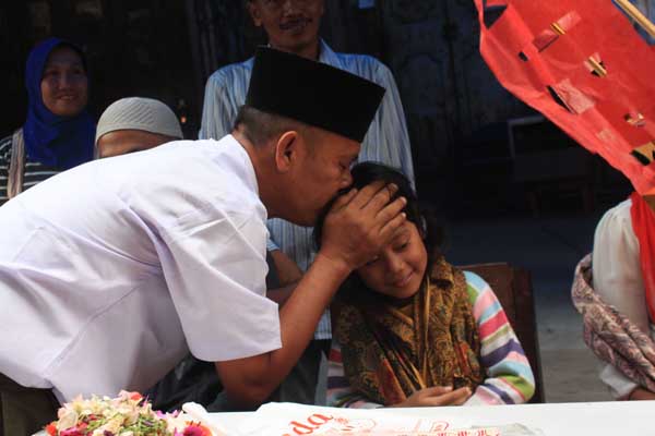 Penarik Becak Santuni Natasya Penderita Atresia Ani