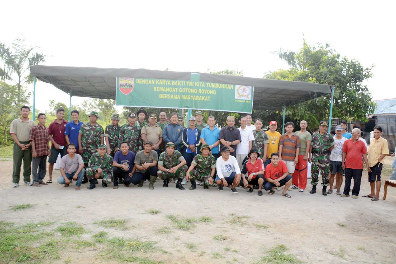 Pendam I/BB Gotong Royong Dengan Masyarakat