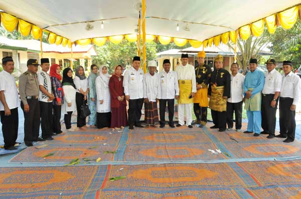 Bupati Sergai Tepung Tawar Benih Padi di Desa Besar II Terjun