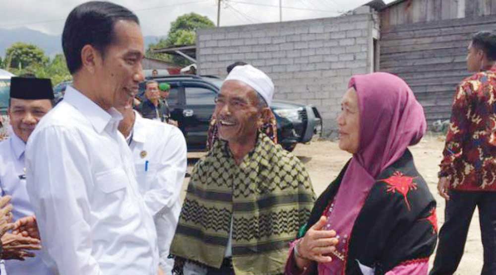 Isak Tangis dan Haru di Rembele  Jokowi Bertemu Ayah dan Ibu Angkat