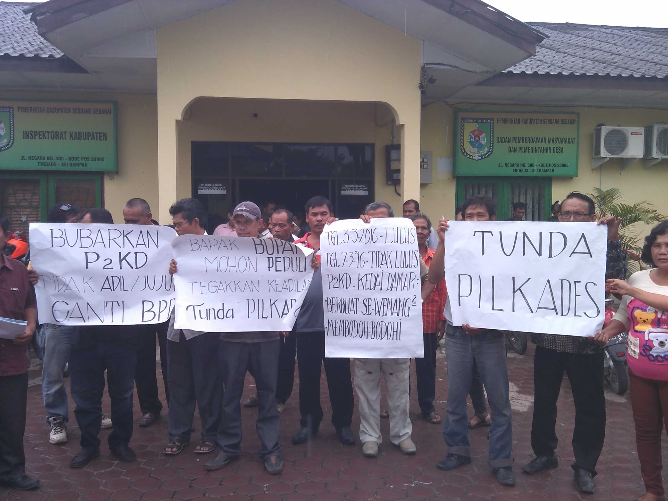 Warga Kedai Damar Sergau Minta Pilkades Ditunda