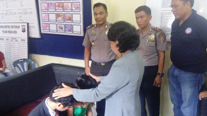 Pasangan Pembuang Bayi Akhirnya Menikah di Kantor Polisi