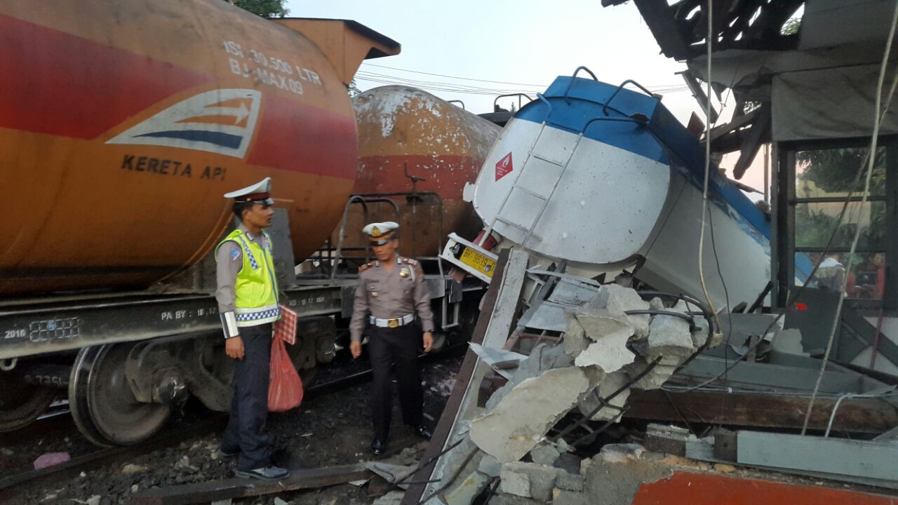 Truk Tangki Ditabrak Ular Besi Kepala Supir dan Kernet Pendarahan
