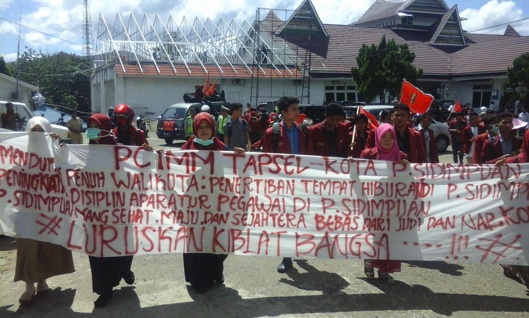 IMM Tapsel Geruduk Kantor DPRD  Dan Wali Kota Padang Sidimpuan