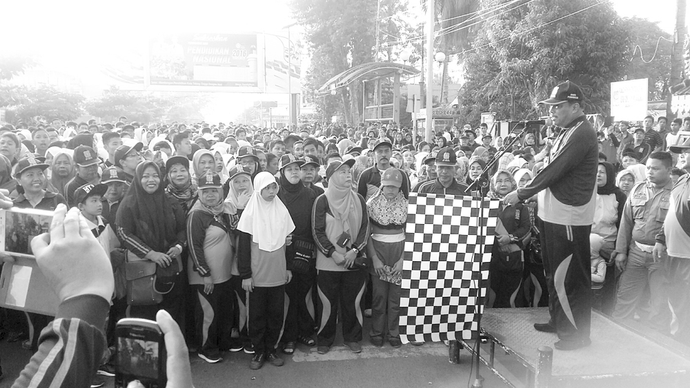 15 Ribu Masyarakat dan  Pelajar Ikuti Gerak Jalan  Santai Hardiknas