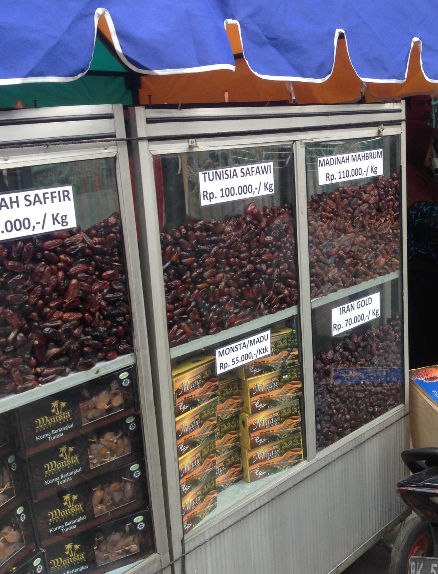 Kurma Diminati Warga Jelang Berbuka Puasa