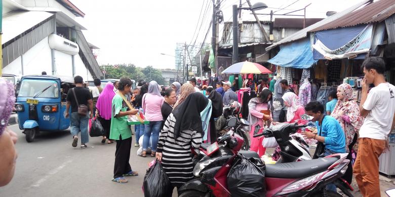 Pedagang Musiman Manfaatkan Bahu Jalan