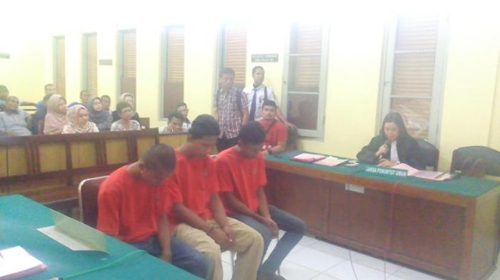 Tiga Pembunuh Satu Keluarga Dituntut Hukuman Mati