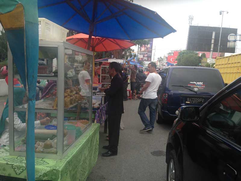 Jelang Berbuka, Warga Serbu Penjual Takjil