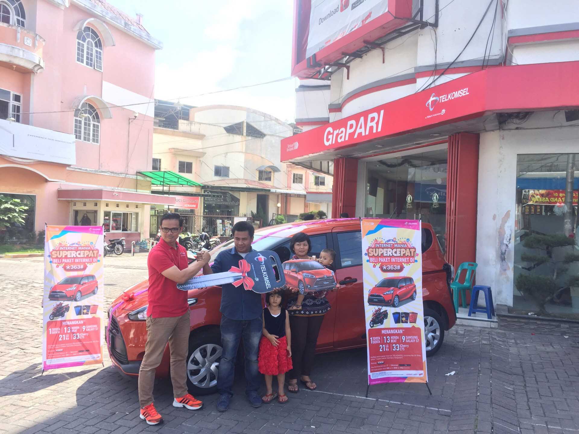 Pelanggan Siantar Terima  Hadiah Mobil Dari Telkomsel