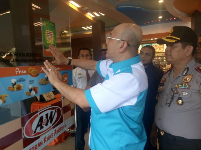 Wali Kota Tempel Stiker  Dimulainya Kampanye  Gerakan Sadar & Patuh Pajak Daerah