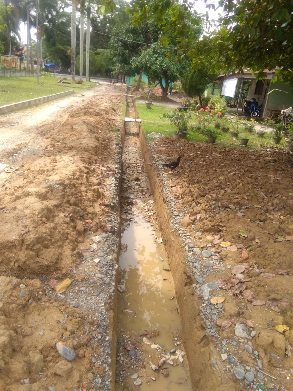 Masyarakat Desa Tebing Tanjung Selamat Resah, 15 Hari Galian Tanah Parit Menumpuk di Depan Rumah Warga