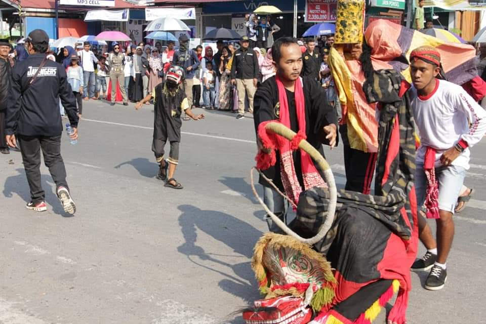 Ikut Meriahkan Pawai Alegoris dan Pembangunan Ada Kesenian Jawa Aktraksi Kuda Lumping