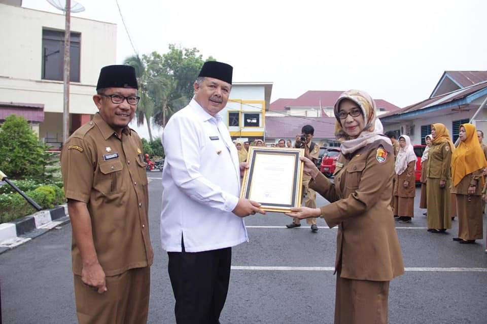 Wako Serahkan Penghargaan Sanitasi Total Berbasis Masyarakat (STBM)