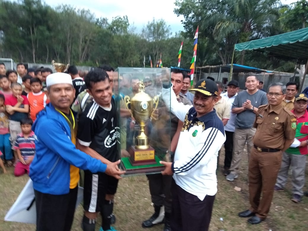 Bintang Putra Juara Umum Turnamen Sepakbola Bupati Palas Cup ke II