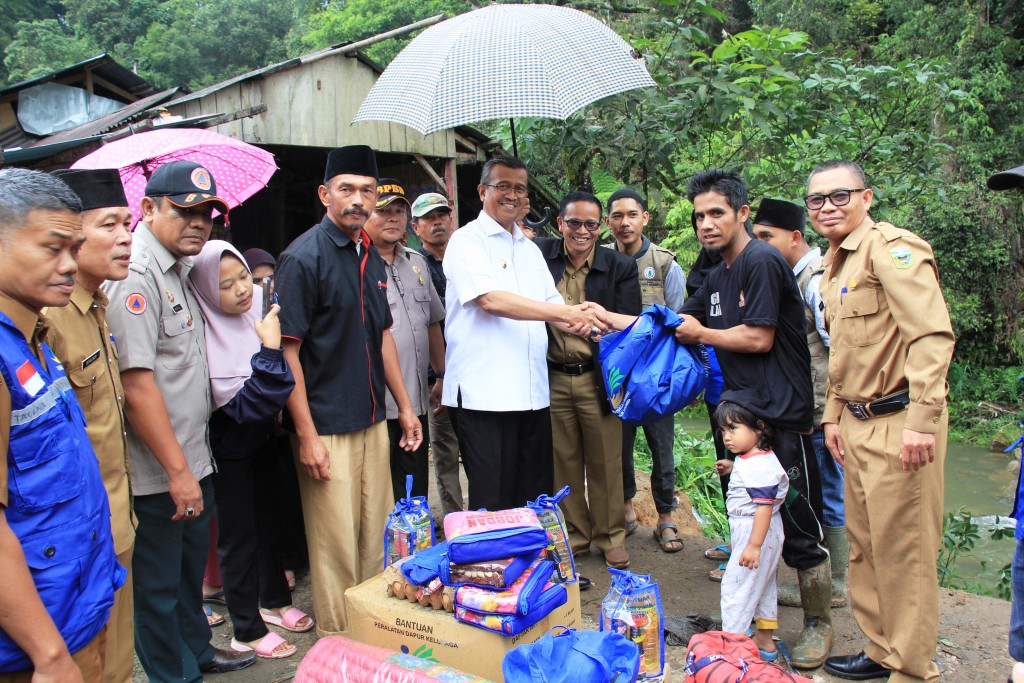 Bupati Solok Tinjau korban dan lokasi Longsor di Lubuak LasiahÂ 