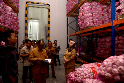 Sidak Gudang Bawang Putih dan Gula,  Sabrina Minta Pedagang Tidak Naikkan Harga