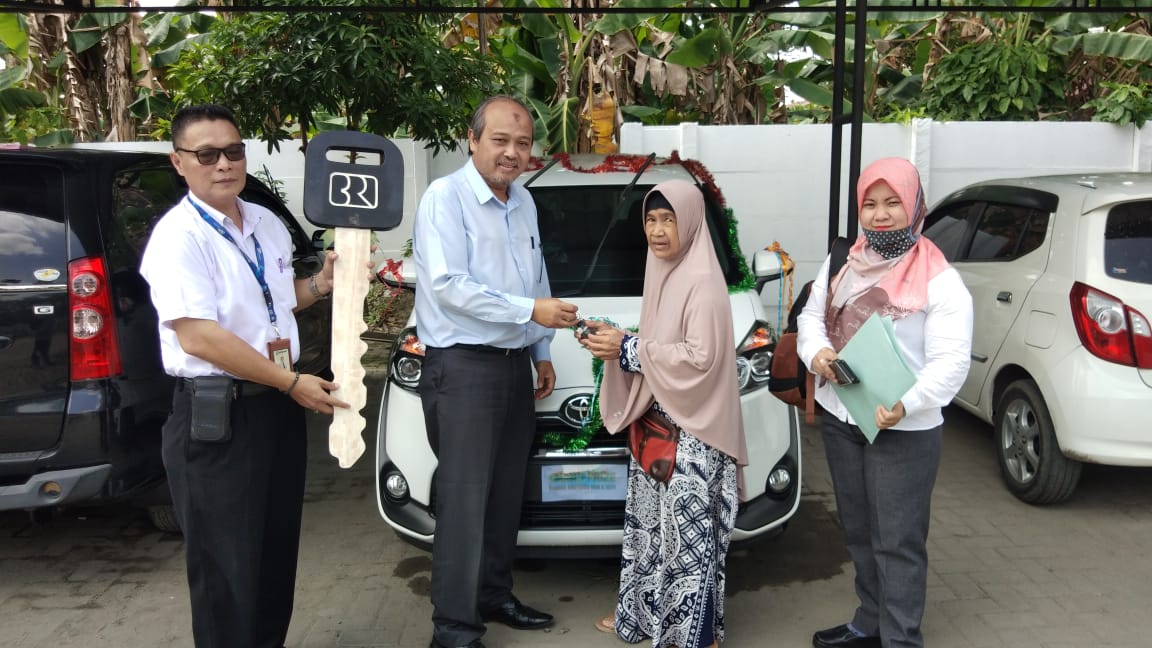Menang Undian Seorang Nenek Dapat Mobil dari BRI Cabang Stabat