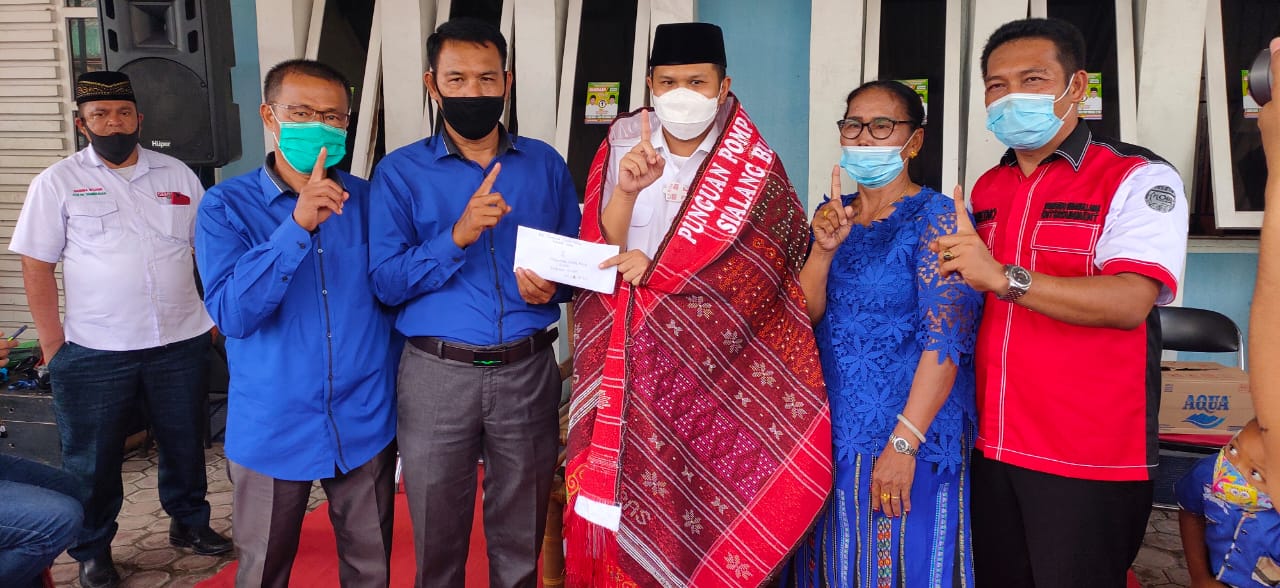 Hadiri HUT ke 3 Siraja Oloan Sialang Buah, Adlin Tambunan di Ulosi