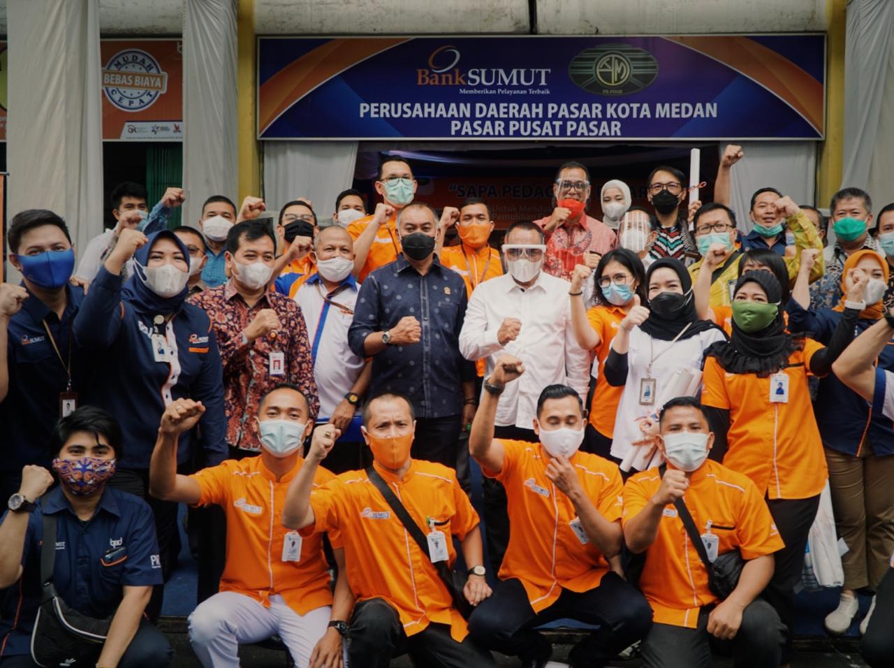 Gubsu Sapa Pedagang di Pusat Pasar Medan,  Apresiasi Program Digitalisasi Transaksi Bank Sumut