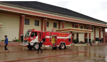Pasca banjir,satpol PP dan damkar kota Solok berjibaku bersihkan sisa lumpur