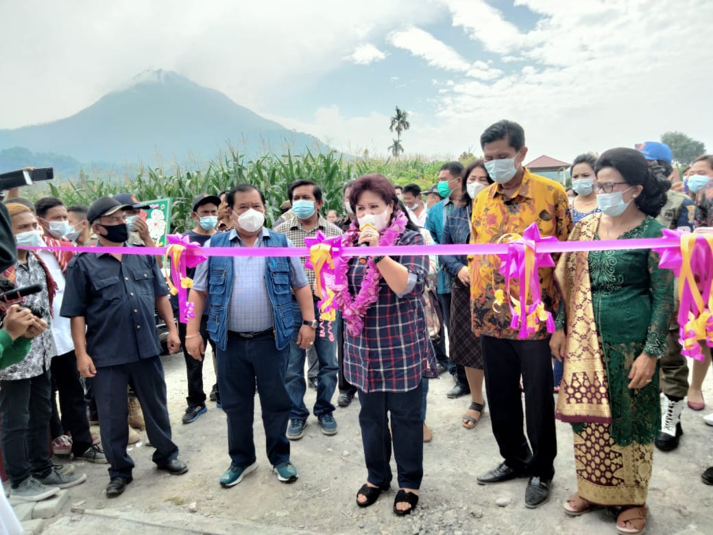 BUPATI KARO RESMIKAN KOLAM RENANG â€œULU LAUâ€