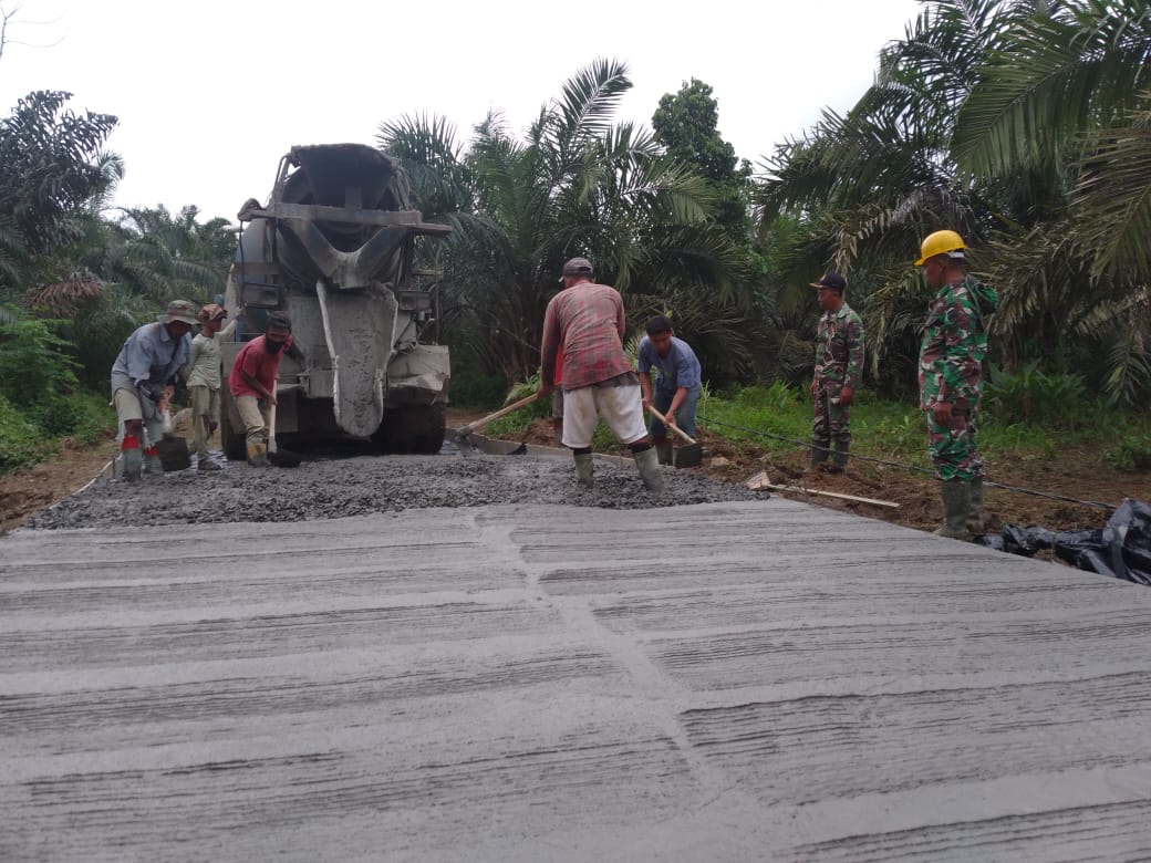 Satgas TMMD dan Warga Fokus Pembuatan Jalan Rigid Beton di Desa Mabar.  Kec Bangun Purba