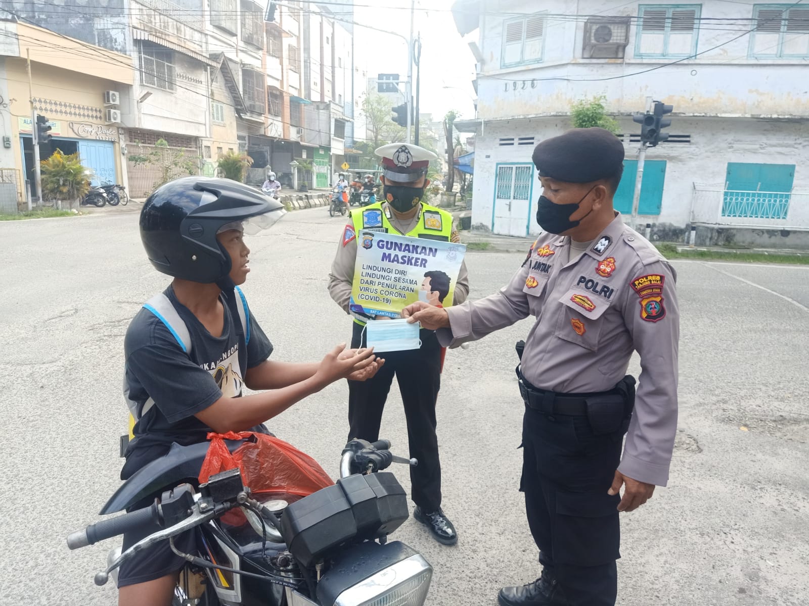 Bagi Masker Gratis, Sat Lantas Polres Tanjung Balai di Apresiasi Masyarakat
