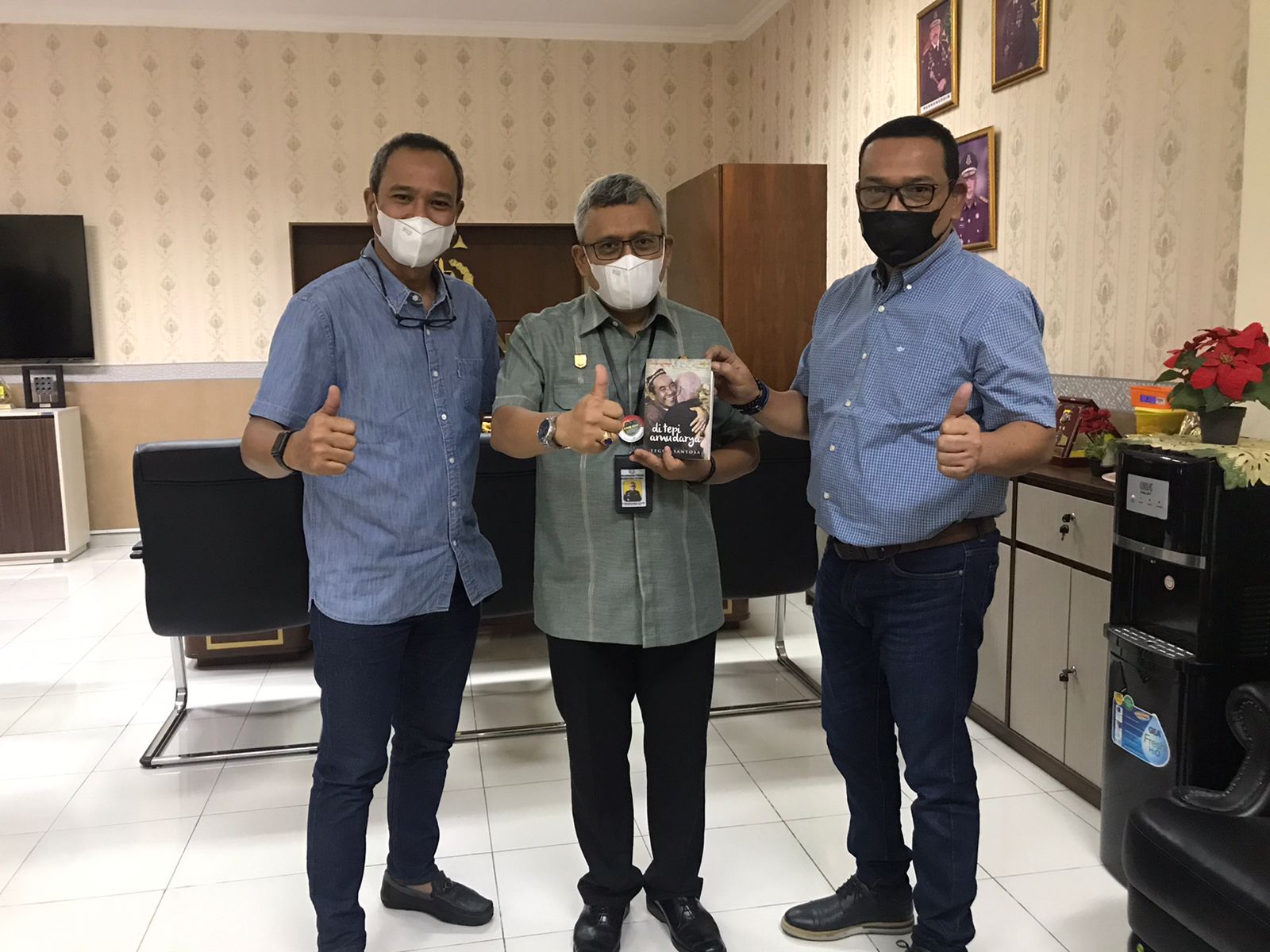Booknesia Berikan Buku Karya Teguh Santosa kepada Asdatun Kejatisu