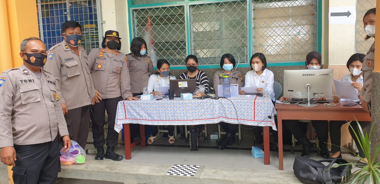 Polsek Medan Baru Bersama Siswa/i SMP dan SMA Putri Cahaya Gelar Vaksinasi Tahap II
