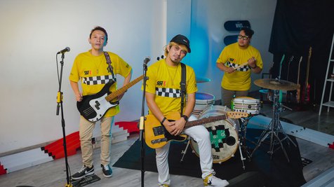 Rocket Rockers Garap Lagu  Love Race