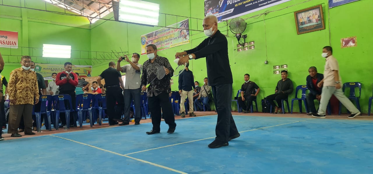 Bupati Buka Turnamen Putra Solo Badminton Cup