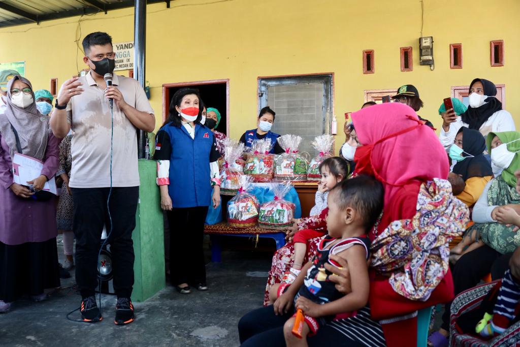 Ketika Bobby Nasution Berikan Solusi pada Seorang Ibu di Posyandu Mangga Medan Denai