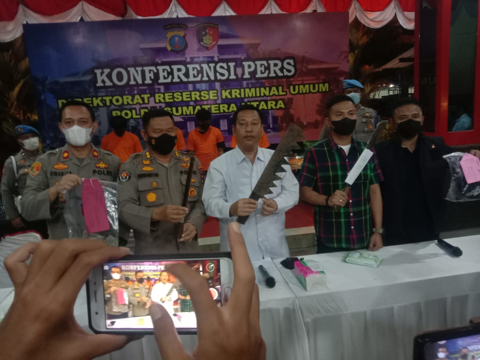 Polda Sumut Paparkan 5 Pelaku Begal Sadis di Jalan Pabrik Tenun Medan Petisah.
