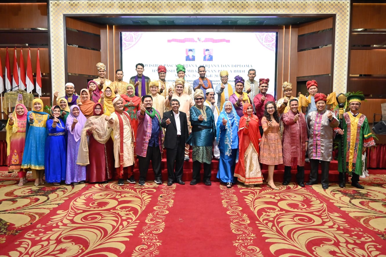 Khas India Mewarnai Wisuda 1.124 Lulusan UNPAB