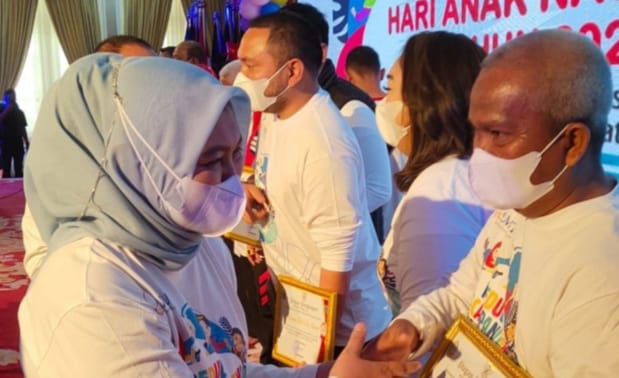 Plt Bupati Palas Terima Penghargaan Kabupaten Layak Anak Tahun 2022
