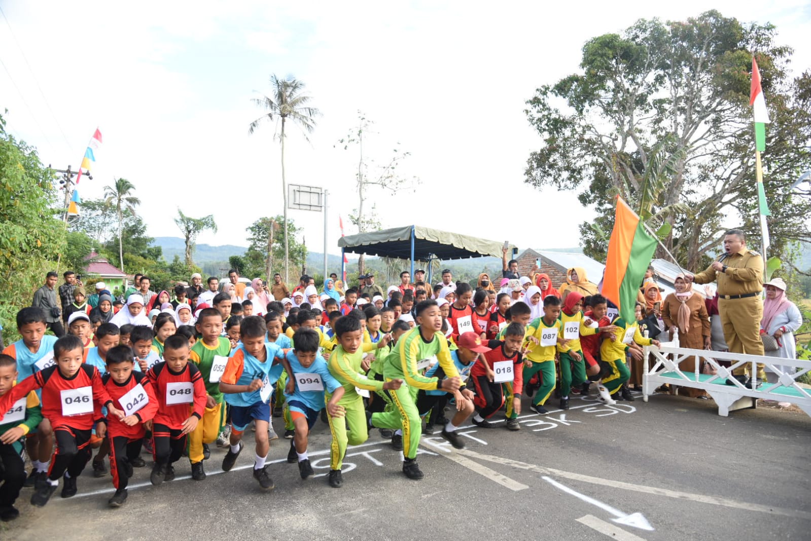 Meriahkan HUT RI ke-77, Bupati Tapsel Lepas Ratusan Peserta Lomba Lari 3 K