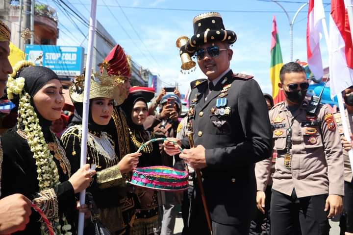 DALAM RANGKA MERIAHKAN HUT RI KE 77 TAHUN 2022 KAPOLRES MADINA HADIRI PEGELARAN CARNAVAL DAN BAGIKAN 1000 BENDERA MERAH PUTIH