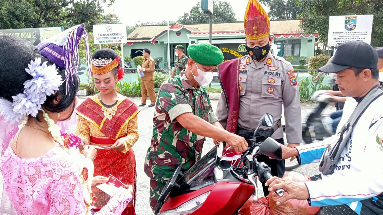 Bangkitkan Jiwa Nasionalisme, Polresta Deli Serdang Bagikan Bendera Merah Putih